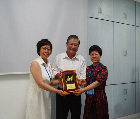 臺(tái)灣展覽產(chǎn)業(yè)巡回推廣團(tuán)團(tuán)長(zhǎng)與我司領(lǐng)導(dǎo)合影